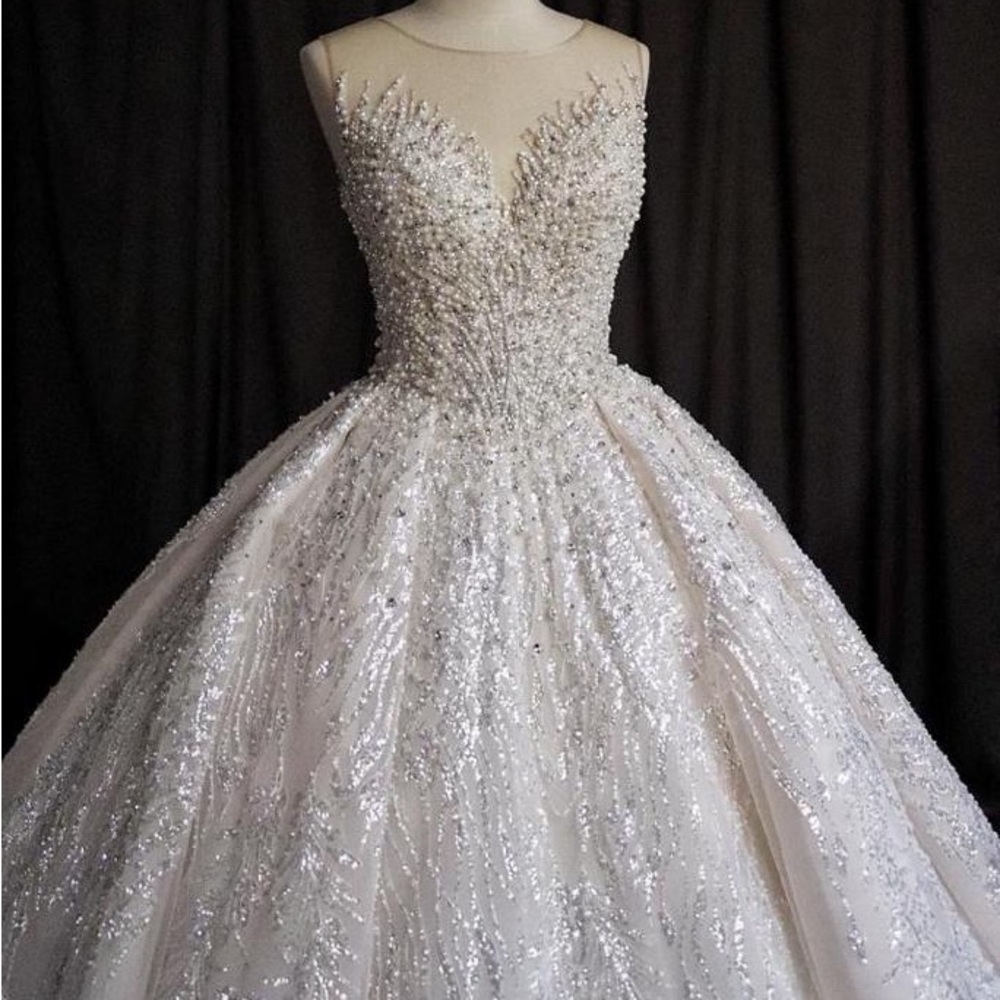 Many wedding dresses available - Picture 14 of 16